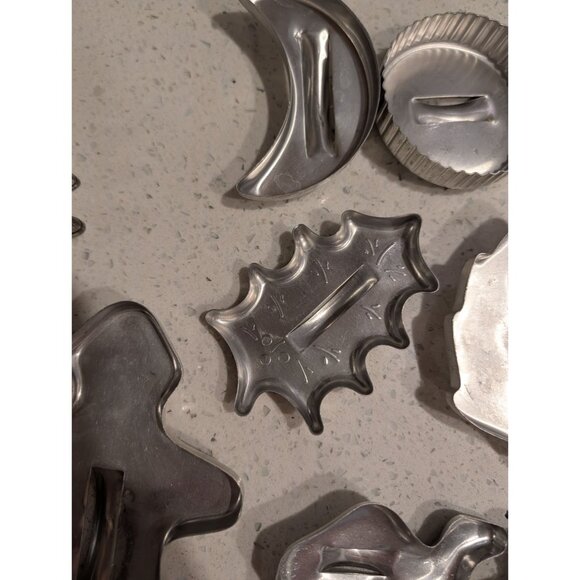 Vintage 1950s Assorted Metal Cookie Cutters Set Of 19 - Picture 4 of 16